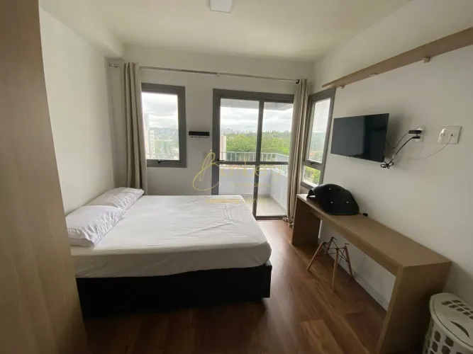Studio com varanda e lazer completo em localização privilegiada.