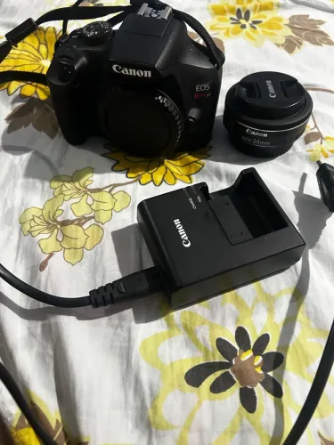 Câmera canon T7 com lente 24mm