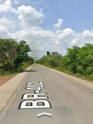 VENDO ÁREA DE 50 HECTARES ÀS MARGENS DA BR, COM RIO PASSANDO DENTRO  MORROS/MA