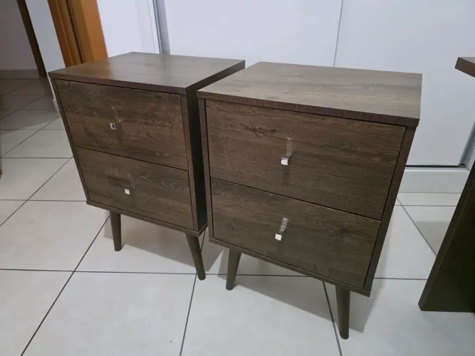 Par de Mesas de Cabeceira Bechara Decor - 2 Gavetas - Cor Nogueira - Ótimo Estado