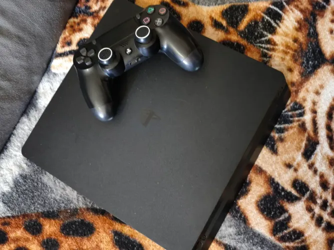 PS4 Slim 500GB + GTA V (Disco) + 3 Jogos Digitais