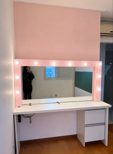 Penteadeira com painel e luzes