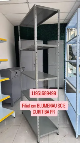 Estantes de aço