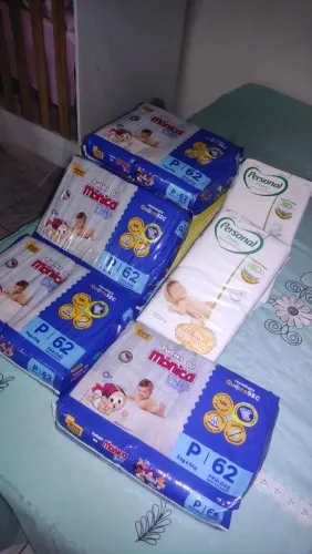 Vendo fraldas tamanho P/RN lacradas. Minha bebê perdeu o tamanho rápido. 6 pacotes.