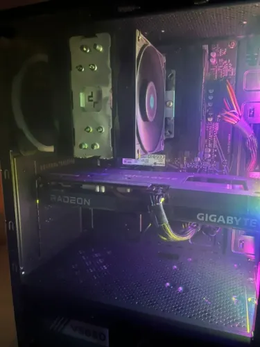 PC Gamer Ryzen 5 5600+RX 6600+SSD 512GB+HD1T+AIR COOLER+8GBRAMBallistix+FONTE CORSAIR+PÉ