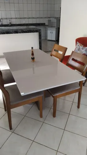 Mesa de madeira maciça