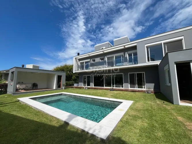 Casa em condomínio fechado com 4 suítes