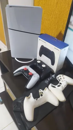 PlayStation 5 + 2 Controles