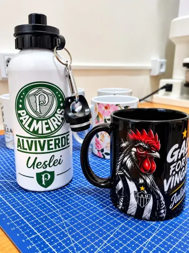 Canecas, azulejos e garrafas personalizados