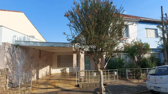 Sobrado com três para venda no centro de Amparo SP