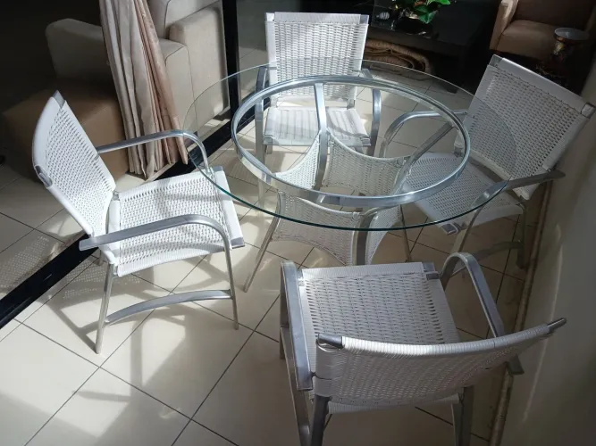 Conjunto de Mesa Redonda de Vidro com 4 Cadeiras - Alumínio e Fibra Sintética Branca