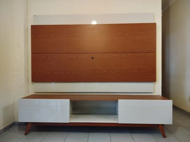 Painel suspenso TV e rack com 2 gavetas