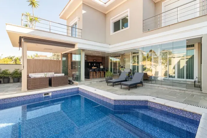 Casa em condomínio com 4 suítes, piscina e varanda gourmet em Alphaville 11