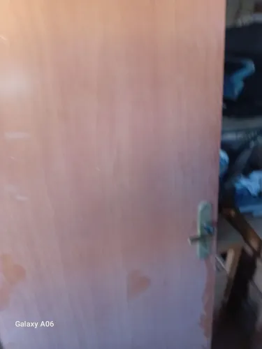 Porta de madeira novinha com fechadura