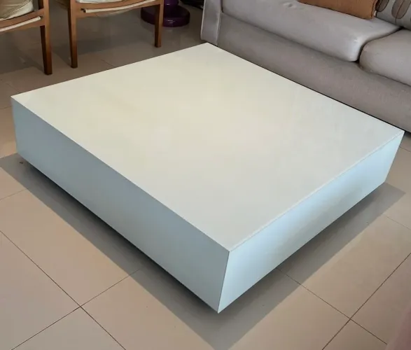 Mesa de centro revestida em vidro 