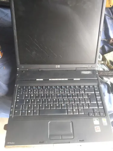 Notebook antigo HP parado com fonte