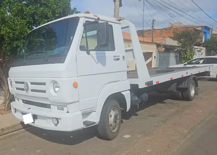 VW 8.160 2015/2016 Guincho Plataforma com Asa Delta