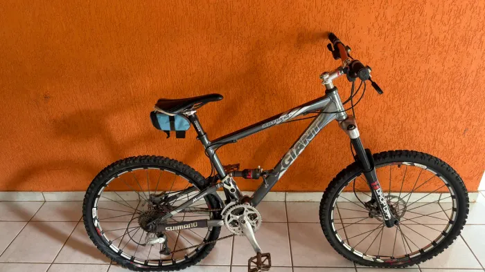 Bicicleta full suspencion GIANT aro 26