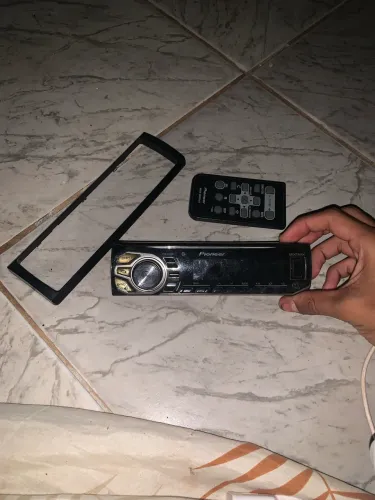 Frente toca CD da Pioneer com controle 