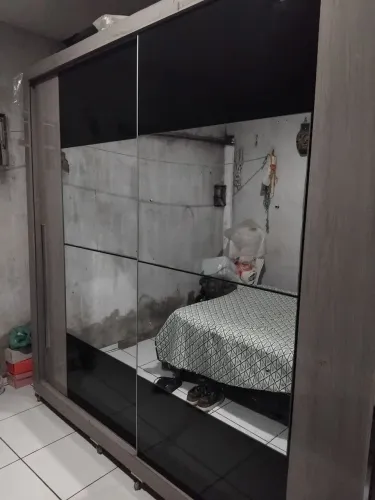 Guarda Roupa de duas portas de correr espelhadas.