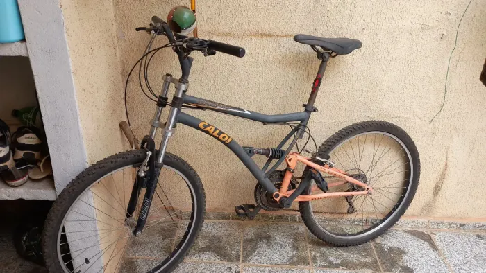 BICICLETA ARO 26 CALOI 18 MARCHAS $500,