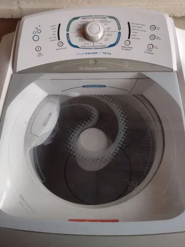 Máquina de lavar Electrolux 12 kilos com defeito