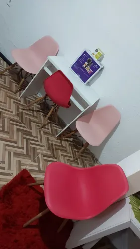 Vendo mesa e cadeiras 