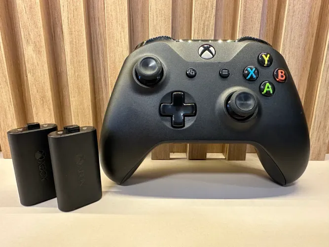 Controle Xbox e baterias