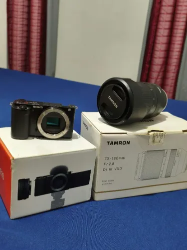 ? Sony ZV-E10 + lente Tamron 70-180mm f/2.8 ? 4 baterias