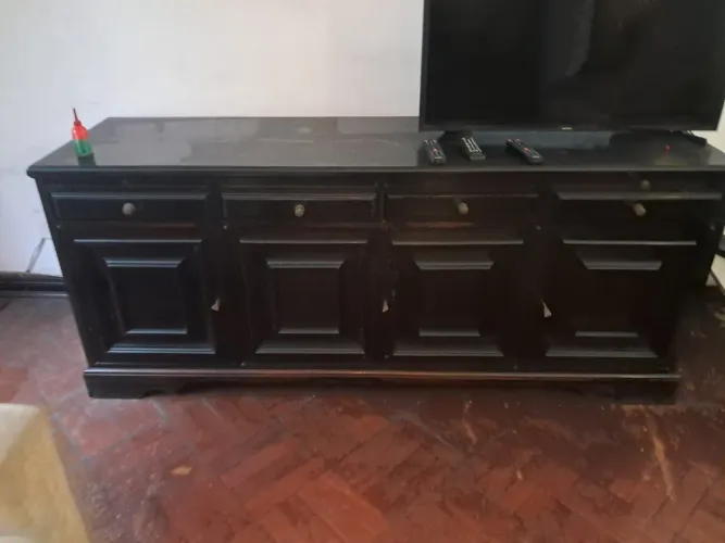 Buffet de madeira maciça