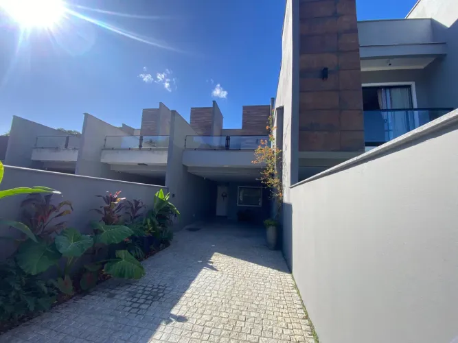Sobrado Geminado para Venda em Joinville, São Marcos, 3 dormitórios, 2 suítes, 1 banheiro,