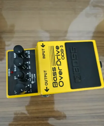 Pedal Boss para contrabaixo