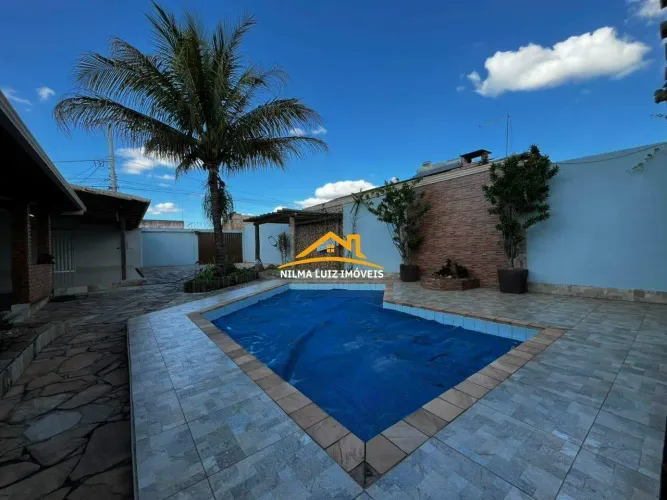 EXCELENTE CASA DUPLEX COM AMPLO ESPAÇO E ÁREA DE LAZER COMPLETA COM PISCINA