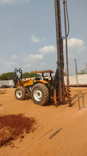 TRATOR VALTRA  A800R COM PERFURATRIZ DE ESTACA ESCAVADA 13M