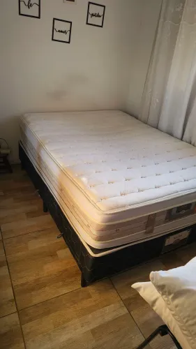 Vendo cama box com colchão, com marcas de uso mas conservados!