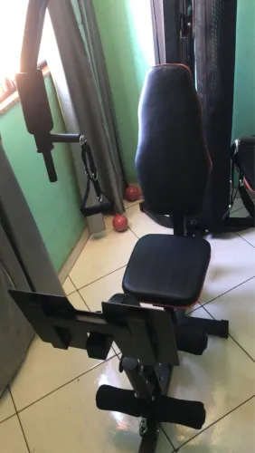 Estação de musculação com leg horizontal 