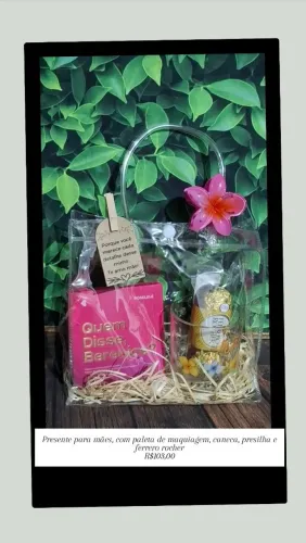 Presente com paleta de maquiagem, caneca e chocolate para mamãe