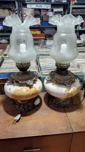 Vendo par de abajur em faiança dito "pata choca" decorado com motivo de rosas amarelas