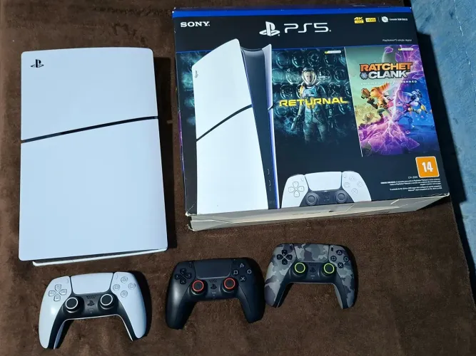 Ps5 slim 1tb digital com 3 controle