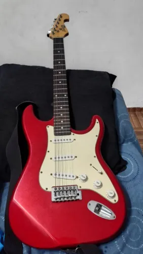 Guitarra Memphis by Tagima MG-22, modelo estilo Stratocaster, na cor vermelha.