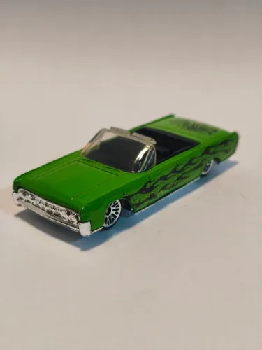 Hot Wheels 2006 Lincoln Continental '64 1/64