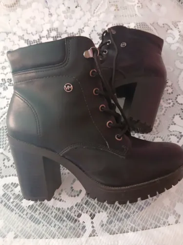Vendo bota nu 37