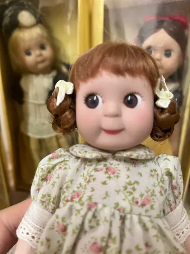 Rica em detalhes, sapatinhos vermelhos, qual boneco falta na sua coleção?