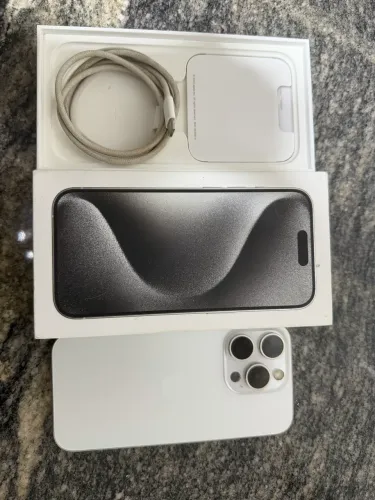 iPhone 15 pro branco