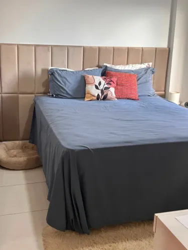 Cabeceira estofada + cama baú