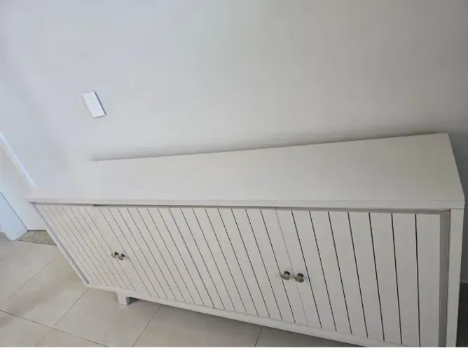 Aparador/buffet sala jantar, na cor bege amendoa, estilo ripado, com 4 portas, prateleiras