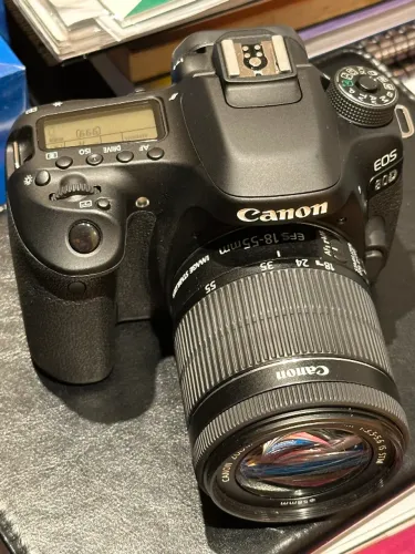 Canon EOS 80D + 18-55mm IS STM - Menos de 5 mil disparos - Completa
