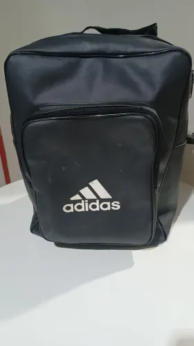 Mochila ou bolsa grande para viagem ou carrega coisas, Adidas em ótima condições 60 reais.