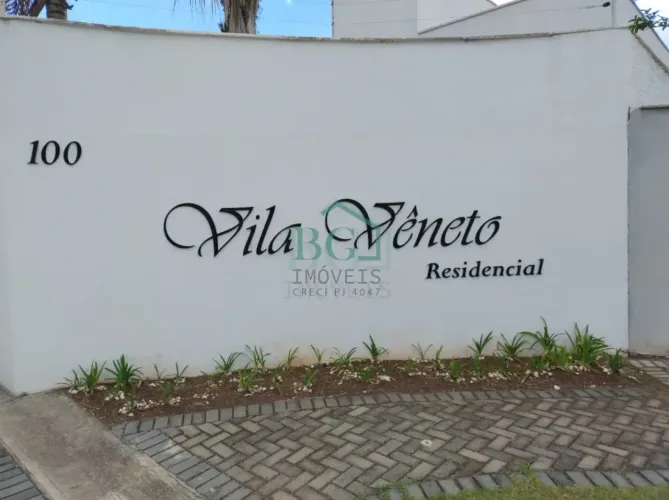 Excelente casa á venda em condomínio fechado na Zona Oeste de Poços de Caldas MG.