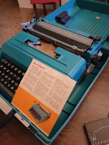 Máquina de escrever Olivetti 45